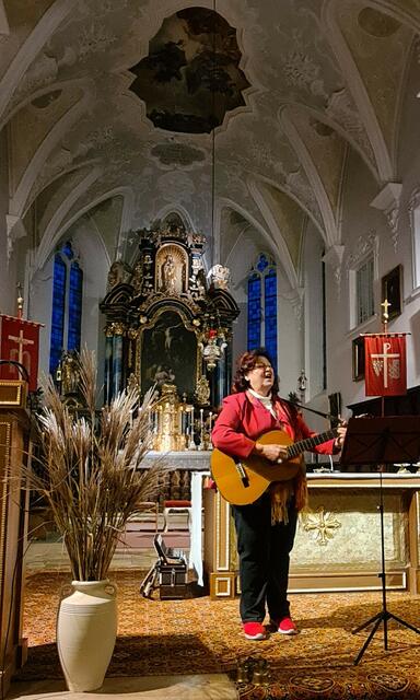 Erna Dirschinger im Altarraum St. Walburga, Monheim
