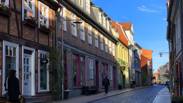 Zu den ältesten Straßen Schwerins zählt die Münzstraße, die in der Nähe des Marktplatzes liegt. Ihren Namen erhielt sie allerdings erst 1778, als die Herzogliche Münze im Gebäude Münzstraße 8 ihren Betrieb aufnahm. Zweigeschossige Fachwerkhäuser aus dem 18. und mehrgeschossige Gebäude aus dem 19./20. Jahrhundert säumen die historische Straße, die 1999 saniert wurde. Foto: Helmut Kuzina