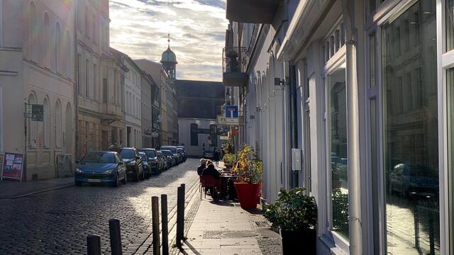 Vom Marktplatz führt die Schusterstraße in Richtung zur Propsteikirche St. Anna. Sie ist die erste katholische Kirche, die nach der Reformation damals im lutherischen Mecklenburg gebaut werden durfte. Foto: Helmut Kuzina
