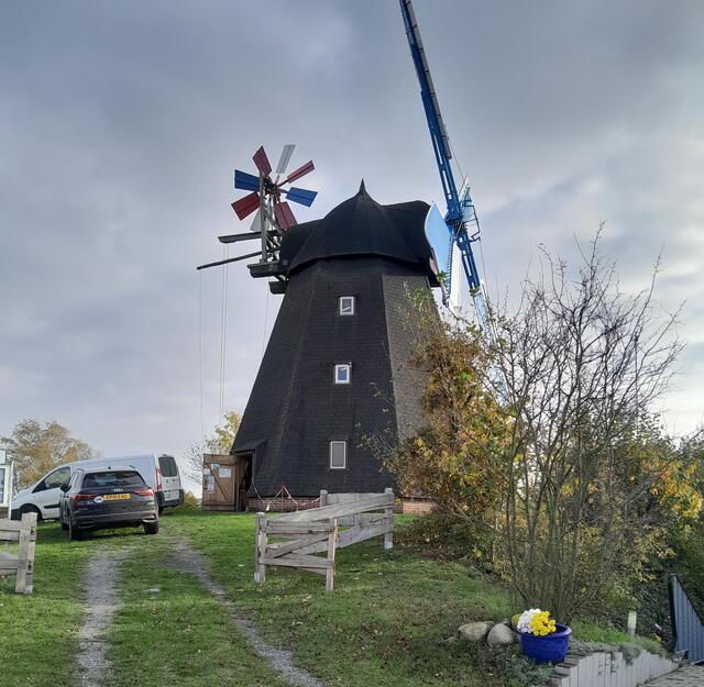 für die Installation sind die Mühlenfreunde aus England angereist