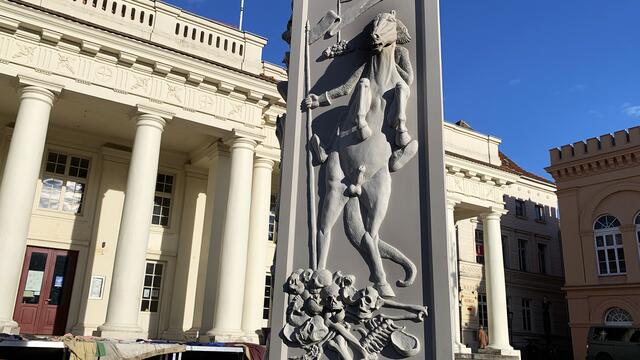 Mittlerweile ist das seinerzeit umstrittene Löwendenkmal beliebter Treffpunkt sowie eine Hauptattraktion bei Stadtführungen. Touristengruppen machen an dem frechen Werk häufig einen längeren Aufenthalt. Foto: Helmut Kuzina