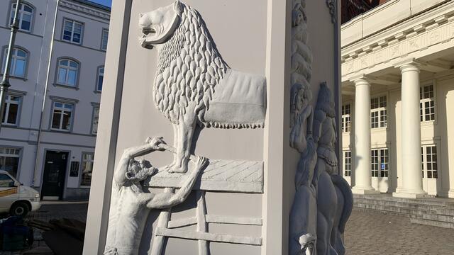 In den Seitenreliefs ist das grausige Mittelalter zu erkennen. Foto: Helmut Kuzina