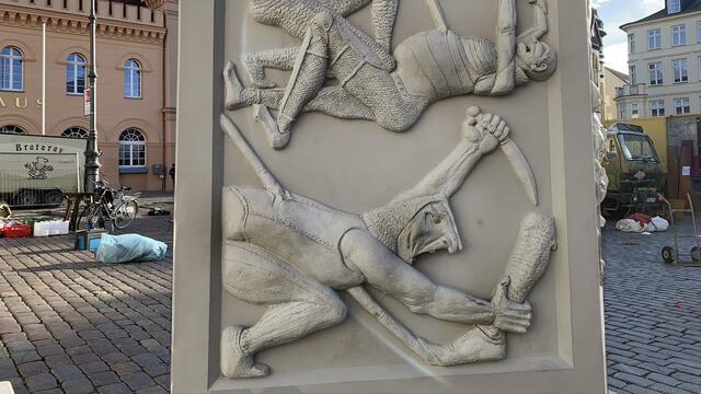 Das Denkmal erinnert an Heinrich den Löwen, den Stadtgründer, sowie an seine Taten und sorgt bei den Passanten immer noch für diverse – manchmal sarkastische - Kommentare. Foto: Helmut Kuzina