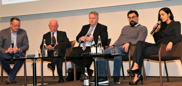 Bei der Podiumsdiskussin von links Prof. Dr. Eberhard Grein, Engelbert Theisen, Ingmar Niemann, Dr. Ali Fathollah-Nejad, Shahrzed Eden Osterer | Foto: Marianne Stenglein
