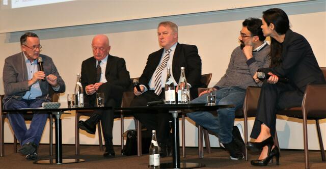 Bei der Podiumsdiskussin von links Prof. Dr. Eberhard Grein, Engelbert Theisen, Ingmar Niemann, Dr. Ali Fathollah-Nejad, Shahrzed Eden Osterer | Foto: Marianne Stenglein