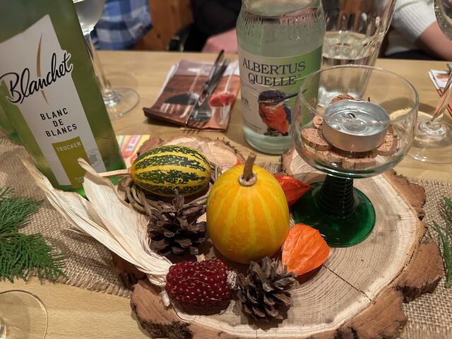 Liebevoll dekoriertes Vereinsheim zum Weinfest