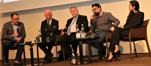 Bei der Podiumsdiskussin von links Prof. Dr. Eberhard Grein, Engelbert Theisen, Ingmar Niemann, Dr. Ali Fathollah-Nejad, Shahrzed Eden Osterer | Foto: Marianne Stenglein