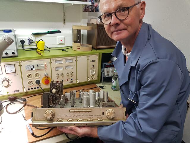 Boris Engelmeier aus Augsburg, ist seit Jahren ehrenamtlich beim Radio- und Telefonmuseum Wertingen dabei. Beruflich hat er nichts mit Elektrotechnik zu tun, aber seine Sammelleidenschaft sind seit vielen Jahren die alten Fernseher. Hier hat er gerade das Bedinungsteil des Fernsehprojektors Schauinsland ausgebaut zur Überprüfung. | Foto: Otto Killensberger