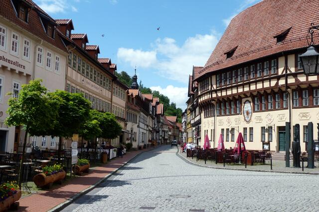 Rittergasse, rechts - das Stolberger Rathaus hat keine Treppen. Der Zugang zu den einzelnen Etagen erfolgt über die, zur Kirche führende, Außentreppe 