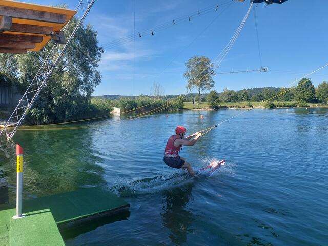 Beim Wasserskifahren auf der Turncable-Anlage in Thannhausen zeigten die Teilnehmer der Abteilung Alpin, dass sie auch im Sommer gut mit Skien umgehen können. | Foto: Peter Metzger