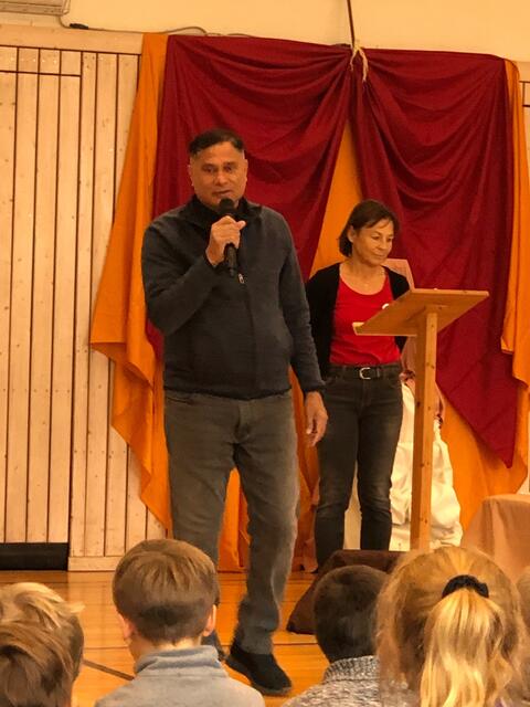 Foto: Pfarrer Norman D´Souza bei seiner Begrüßung. 
