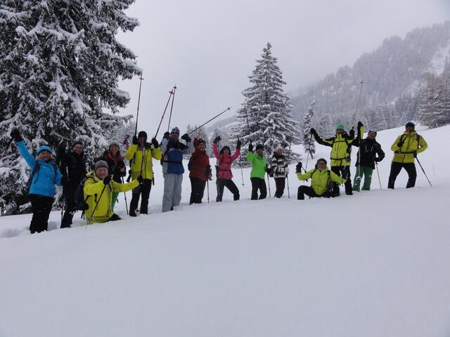 Die Stimmung bei den Schneeschuhwanderungen und auf der Rückfahrt im Bus ist immer hervorragend. | Foto: Peter Metzger