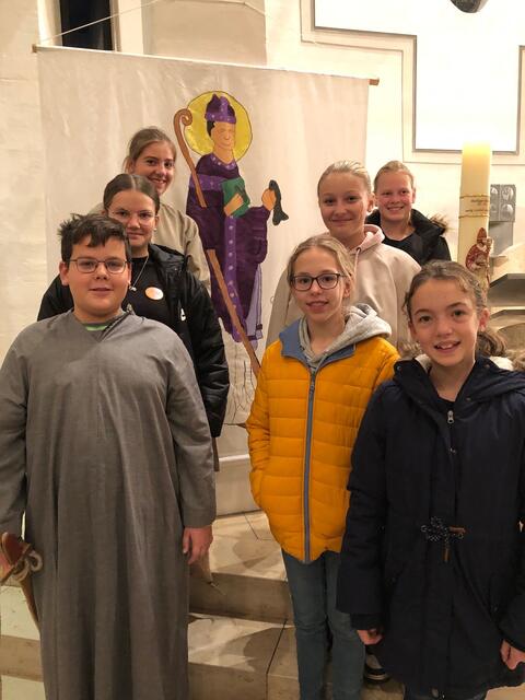 Foto: Stolz sind diese Jugendlichen auf ihr selbstgefertigtes "Ulrichsbanner". 