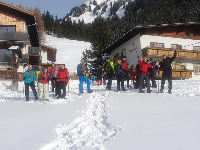 Eines der schönen Ziele für die Schneeschuhwanderungen ist das Dorf Brand nahe Berwang, das mit einer guten Gaststätte lockt. | Foto: Peter Metzger