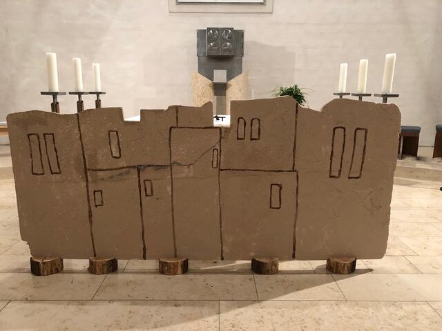 Foto: Bischof Ulrich, so erfuhren die Teilnehmer beim Kinder- und Jugendbibeltag, ließ eine starke Mauer um die Stadt Augsburg bauen. 