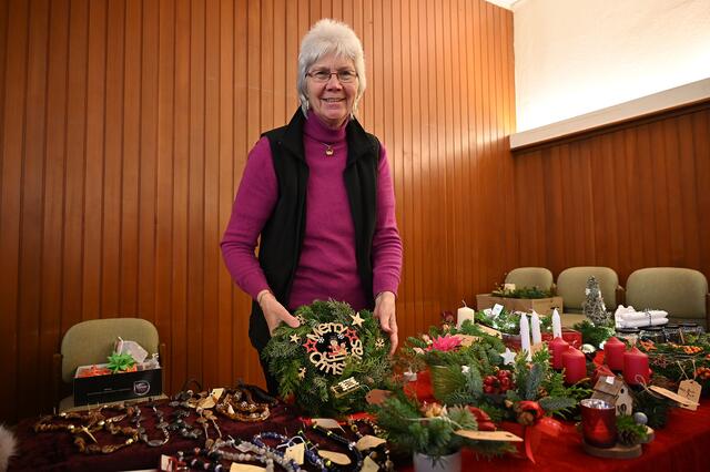 Deko für Weihnachten: Beim Bernwardsbasar gab es allerlei Schmuck für die Weihnachtszeit