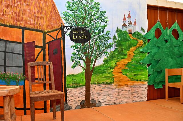 Schönes Bühnenbild: Gleich wird heir die Geshcichte von der goldenen Gans erzählt.