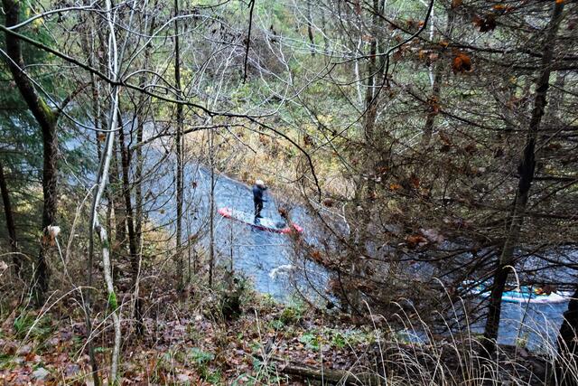 Stand- UP Paddling (Stehpaddler) auf der Warmen Bode unterhalb des Kapitelsberg (Archivbild)
