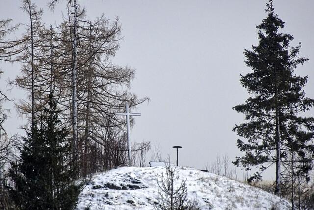 Blick vom Feld- Wanderweg auf den Aussichtspunkt Kapitelsberg