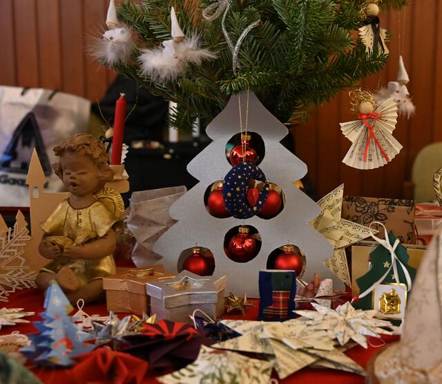 Deko für Weihnachten: Beim Bernwardsbasar gab es allerlei Schmuck für die Weihnachtszeit