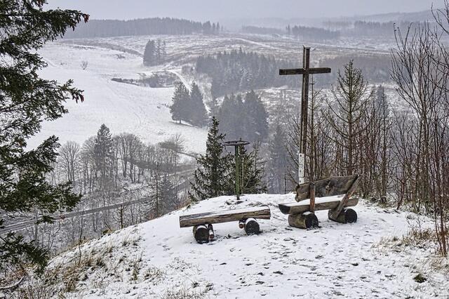 Gipfelkreuz mit Drehscheibe am Aussichtspunkt Kapitelsberg