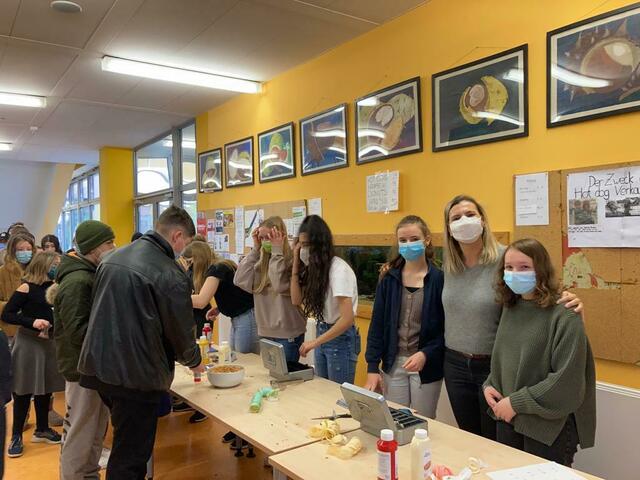 Foto: Lehrerin Sandra Eberhardt-Remmele und ihre Klasse organisierten einen Waffelverkauf.  Das Geld ging an eine soziale Einrichtung. Sehr vorbildlich und nachahmenswert. 