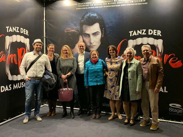 Foto: Musicalfahrt nach Stuttgart zu "Tanz der Vampire". Lehrer Florian Möckl (links) organisierte dieses kulturelle Vergnügen. Hier sind die begleitenden Lehrkräfte zu sehen. 