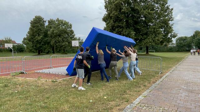 Foto: Aufräumaktion der Praxisklasse an der Mittelschule Meitingen nach dem Sturmschaden. 