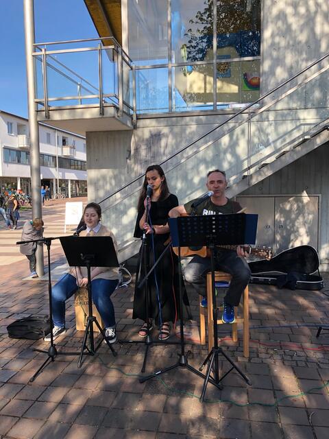 Foto: Lehrer Klaus Edenhofer und zwei Schülerinnen musizierten bei einer öffentlichen Veranstaltung für die Ukraine. 