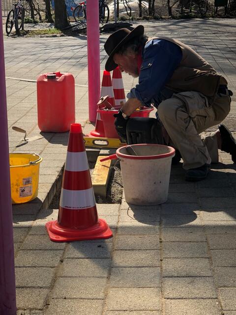 Foto: Der Künstler Gunter Demnig verlegte im Bahnhofsbereich Meitingen eine Stolperschwelle im Gedenken an die Zwangsarbeiter bei der Bahn. Die Feierstunde wurde von den 10. Klassen der Mittelschule Meitingen gestaltet. 