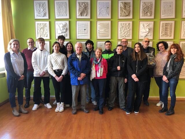 Foto: Demokratieerziehung an der Mittelschule Meitingen mit Dr. Bernhard Lehmann (Dritter von rechts) von der regionalen Arbeitsgruppe  Augsburg - Schwaben "Gegen Vergessen - Für Demokratie" . Konrektor Andreas Tepper (Vierter von rechts) organisierte.