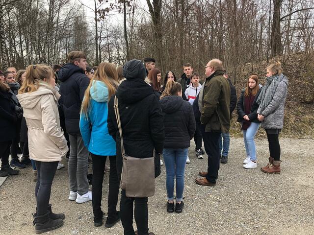 Foto: Zur Demokratieerziehung an der Mittelschule Meitingen gehören Fahrten in die KZ-Gedenkstätte nach Dachau. Hier erläutert der verstorbene Konrektor Andreas Tepper. 