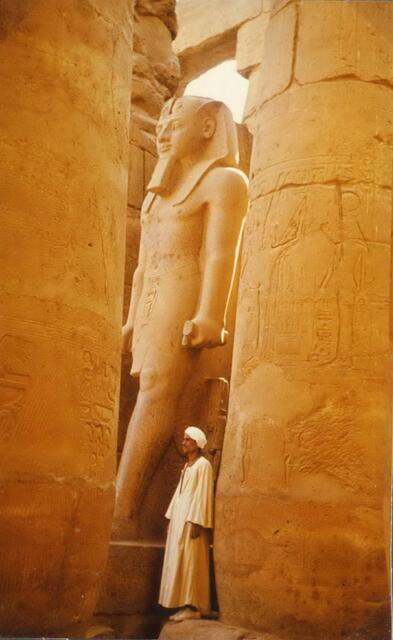 Durch Omar hat man in Theben im Tempel von Karnak einen Vergleich zur Größe einer Ramsesstatue.