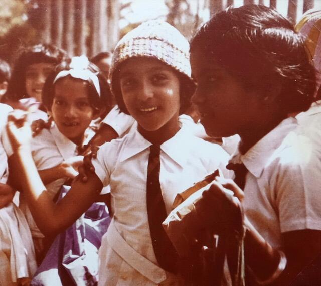 Ein Überbleibsel der einstigen britischen Kolonialherrschaft, die Schultracht der Kinder in Kandy.