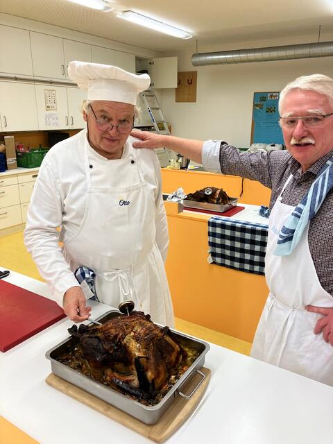 Endlich - der Puter ist fertig. Jetzt gehts ans anrichten. Otto Killensberger und Georg Lipp präsentieren den "Biber, Biber Rotzrahänger" wie man dem Puter auf dem Land früher auch nannte. 