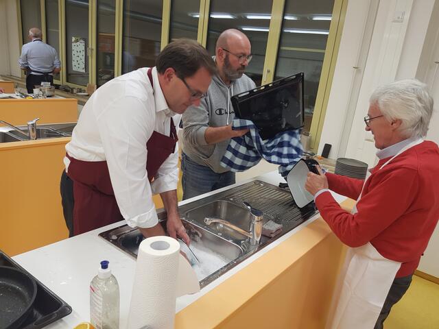 Zum Schluss: Das muss leider auch sein. Immer wieder spülen und aufräumen. Hier sind es die "Gäste" die hier eifrig mit Hand anlegen (von links) Dr. Roland Ziegler, Roland Stettberger und Hans Miller.