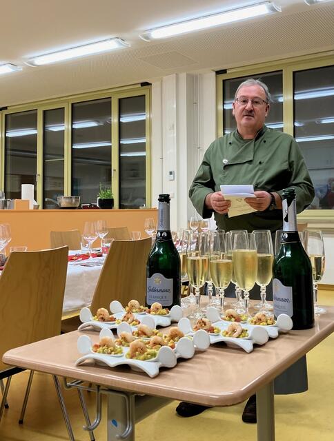 Der Leiter des Männerkochclubs Wertingen Artur Silva bei der Begrüßung.