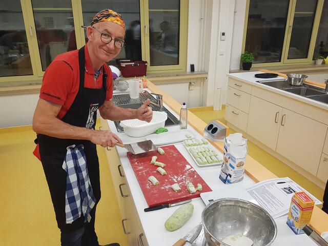 Hier läuft gerade die Brokkolikartoffelkroketten-Produktion. Klaus Hill ist gut gelaunt weil alles an diesem Kochabend wie am Schnürchent abläuft. 