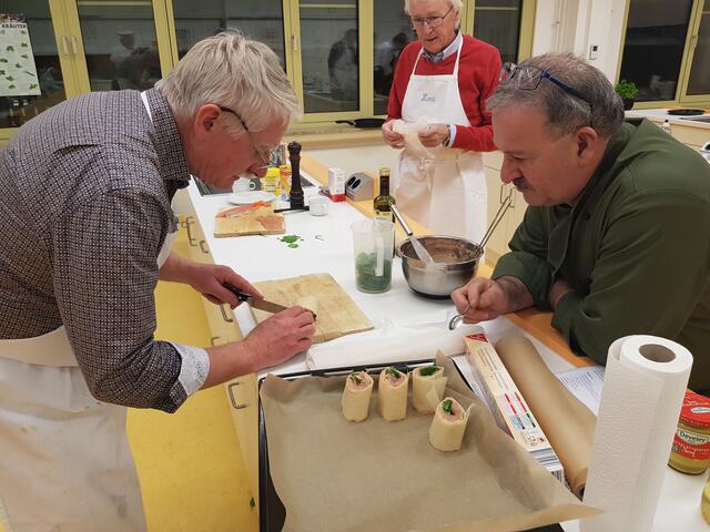 Ja Georg, so machst du es richtig. Artur Silva wartet darauf, dass er die zerlassene Butter auf die Rouladen gießen kann. Hinten macht Hans Miller schon wieder sauber.