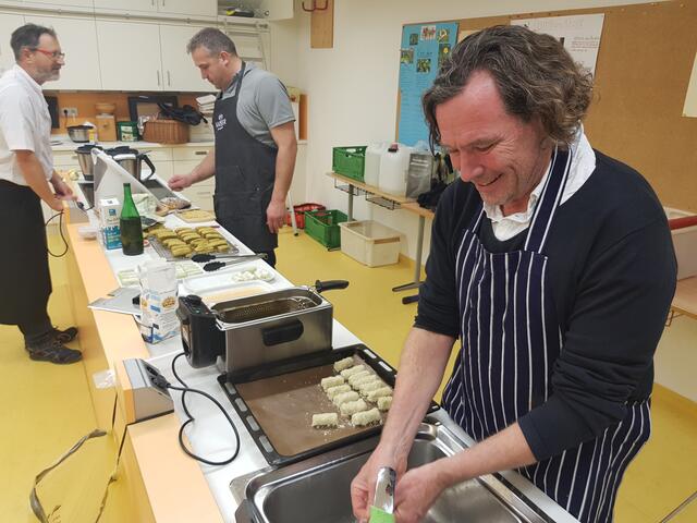 Markus Geierhos aus Ausgburg, einer der Gäste, hatte sichtlich Spaß - er macht hier die Brokkoli-Kartoffelkroketten. Hinten wird bereits am Nachtisch gearbeitet - Dr. Alois Moosmiller (links) und Stefan Kaiser.