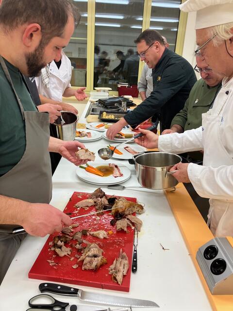 Zack, zack mit Vollgas anrichten. Fleisch, Karotten, Kroketten, Soße, Deko und dann ab auf den Tisch - Guten Appetit.