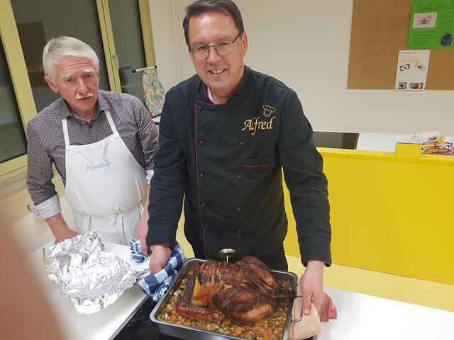 Gut geworden - Georg Lipp (links) und Alfred Zinsmeister hatten schon immer mit der Feuerwehr zu tun. Die lassen nichts anbrennen und schon gar keinen Puter.