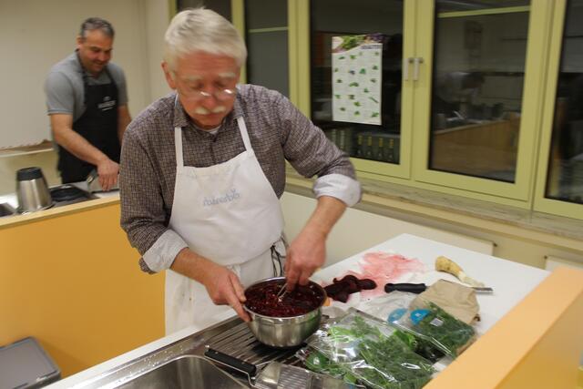 Hier wird von Lipp gerade der rote Betesalat angemacht.