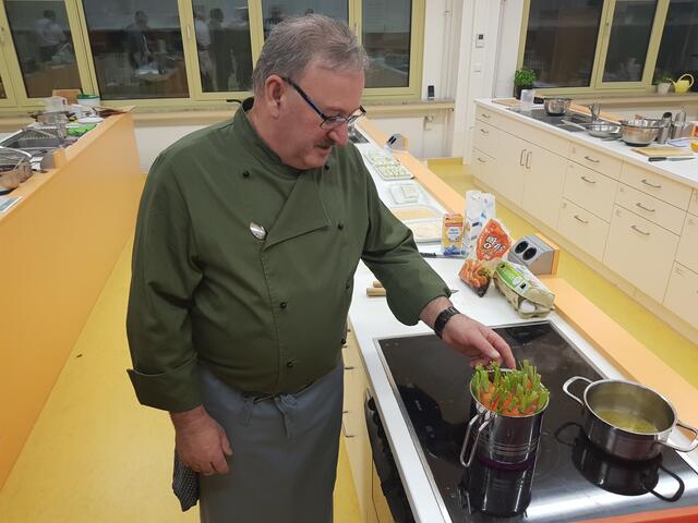 Na, wie hab ich das wieder hinbekommen, dass alle Möhren in diesem Töpfchen Platz gefunden haben. Artur Silva ist die Stütze und der Manager des Wertinger Kochclubs. Sein küchenfachliches Wissen ist enorm.