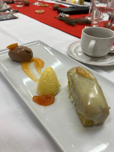 Delikat: eine süße Verführung, dazu ein Espresso - es war wieder ein glanzvoller Kochabend, der auch durch die vier Gäste bereichert wurde.