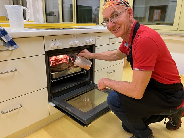 Ja man muss schon aufpaßen, kontrollieren und immer wieder Brühe nachgießen. Klaus Hill hat hier alles im Griff.