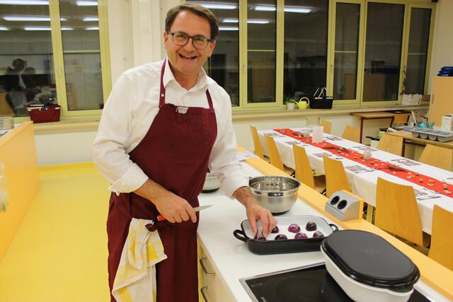Da strahlt er unser "Heimkehrer" Dr. Roland Ziegler nach jahrelanger Abwesenheit kam er freudig wieder in den Kochclub. Er hat die roten Zwiebel im Salzbett vorbereitet - sie schmeckten köstlich.