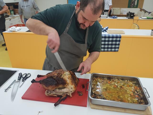 Auf gehts - anrichten. Johannes Steichele tranchiert hier fachgerecht das Geflügel. Schon beim Zuschauen läuft einem das Wasser im Munde zusammen und macht richtig Lust aufs Essen.