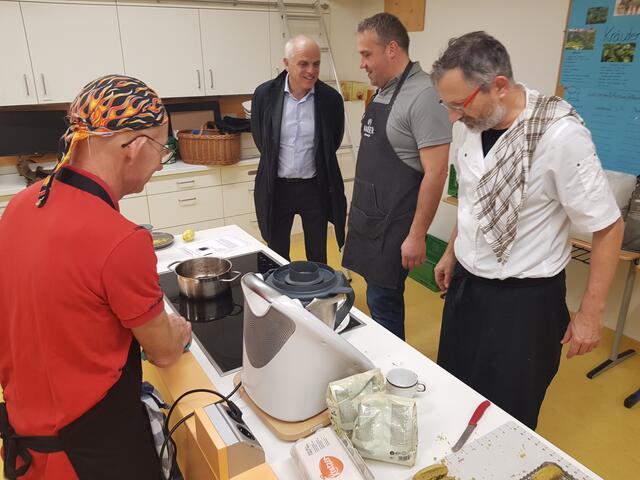 Die Kochzeile fürs Dessert. Heinrich Gropper im Gespräch mit Stefan Kaiser. Alois Moosmiller überlegt sich gerade was als nächstes kommt, während Klaus Hill beobachtet, was gerade auf dem Herd passiert.