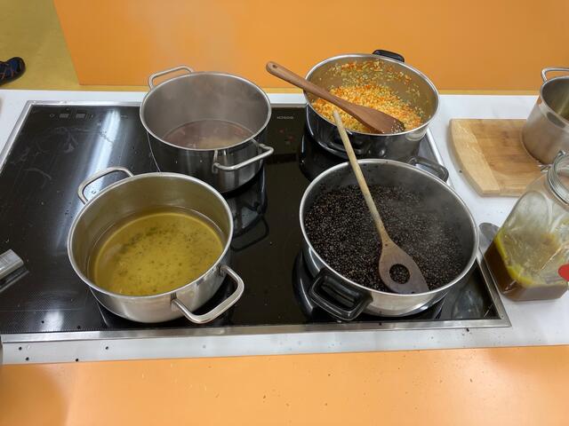 Die Belugalinsen auch Kaviarlinsen wegen ihrer Frabe und Größe genannt, waren die Unterlage für die Forellenroulade - nussig und gut abgeschmeckt.